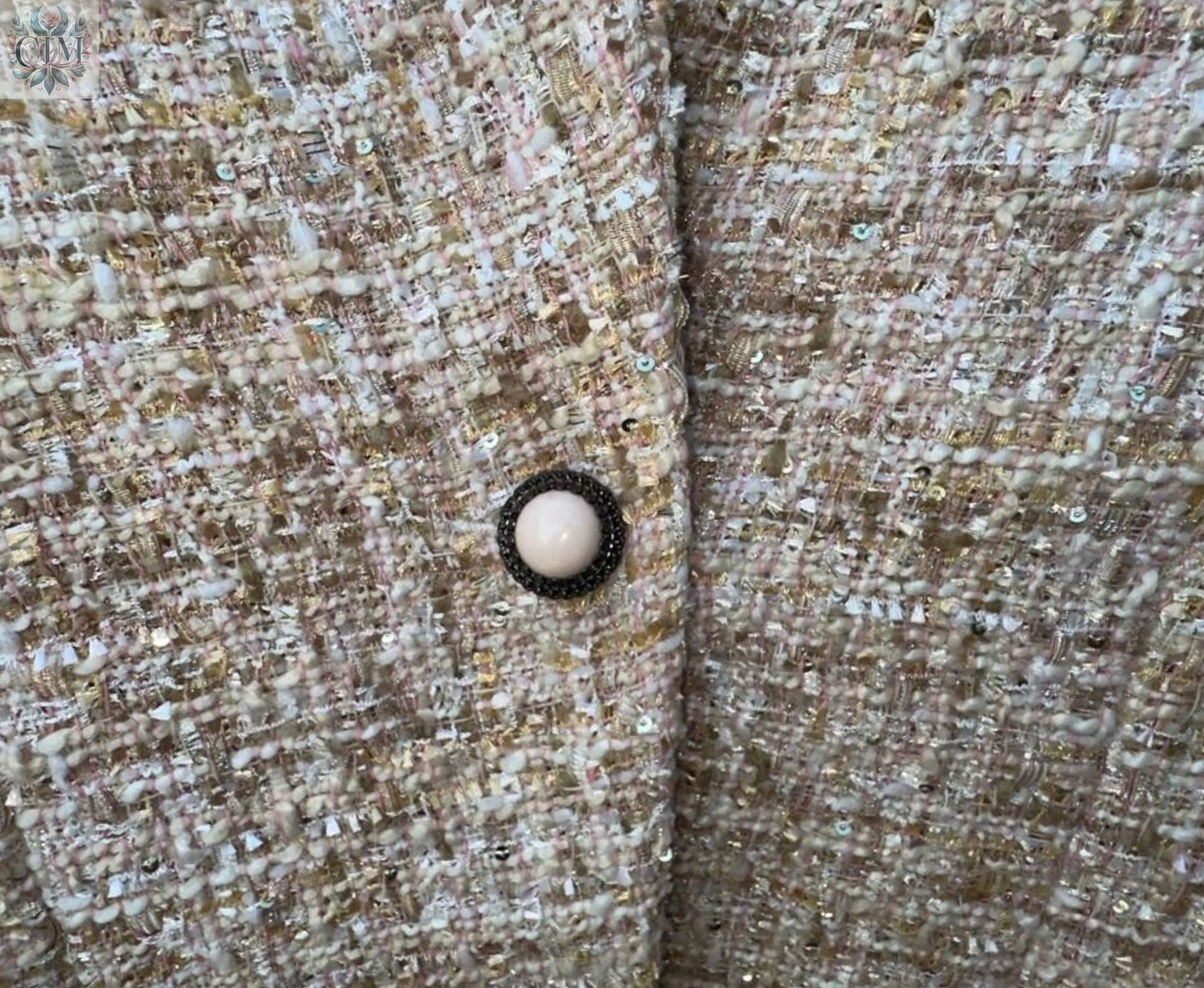Veste tailleur tweed beige Look raffiné et féminin Tissu noble et confortable Polyvalente du bureau à un dîner Détails subtils et élégants Style parisien chic Textured tweed Timeless elegance Refined finishing touches Chic Parisian style