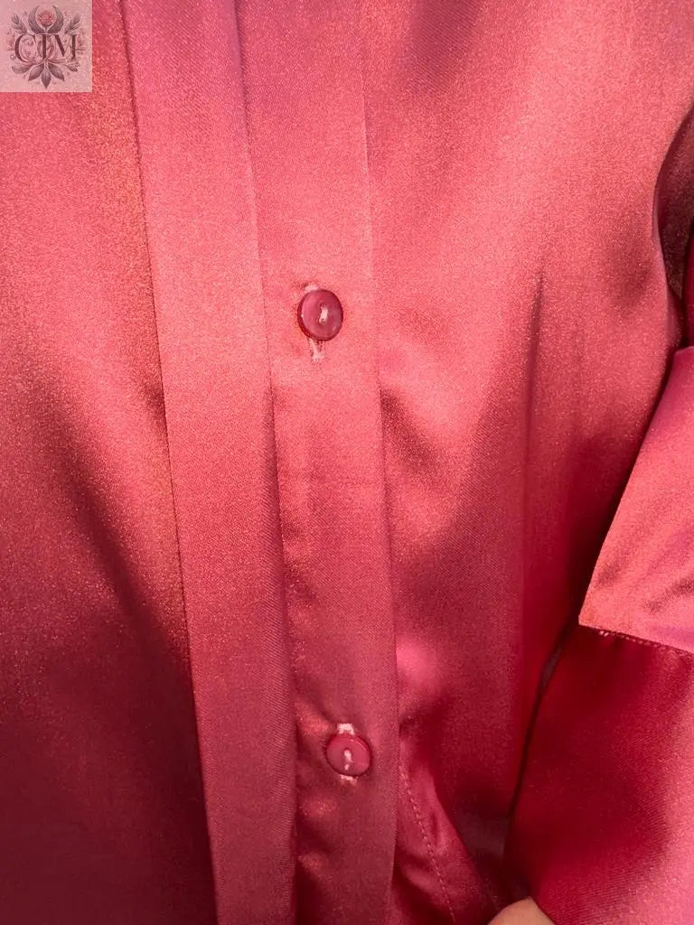 Chemisier satiné Effet soyeux Look chic et moderne Idéal pour le bureau ou une soirée Brillance subtile Satin blouse Chic and modern look Elegant style Silky effect Soft touch