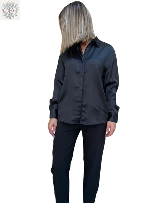 Chemisier satiné noir Chemisier satiné Effet soyeux Look chic et moderne Idéal pour le bureau ou une soirée Brillance subtile Satin blouse Chic and modern look Elegant style Silky effect Soft touch