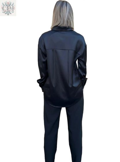 Chemisier satiné noir Chemisier satiné Effet soyeux Look chic et moderne Idéal pour le bureau ou une soirée Brillance subtile Satin blouse Chic and modern look Elegant style Silky effect Soft touch
