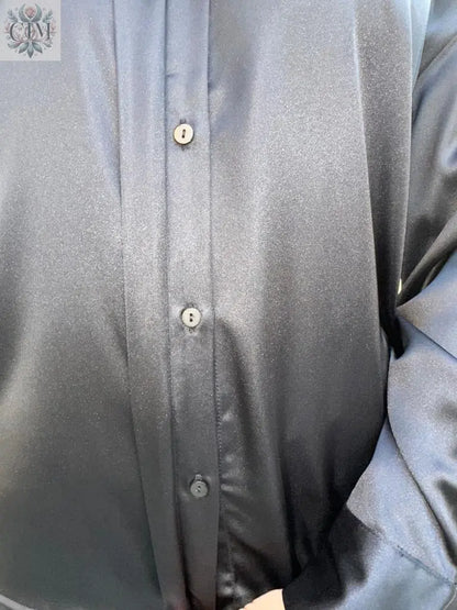 Chemisier satiné noir Chemisier satiné Effet soyeux Look chic et moderne Idéal pour le bureau ou une soirée Brillance subtile Satin blouse Chic and modern look Elegant style Silky effect Soft touch