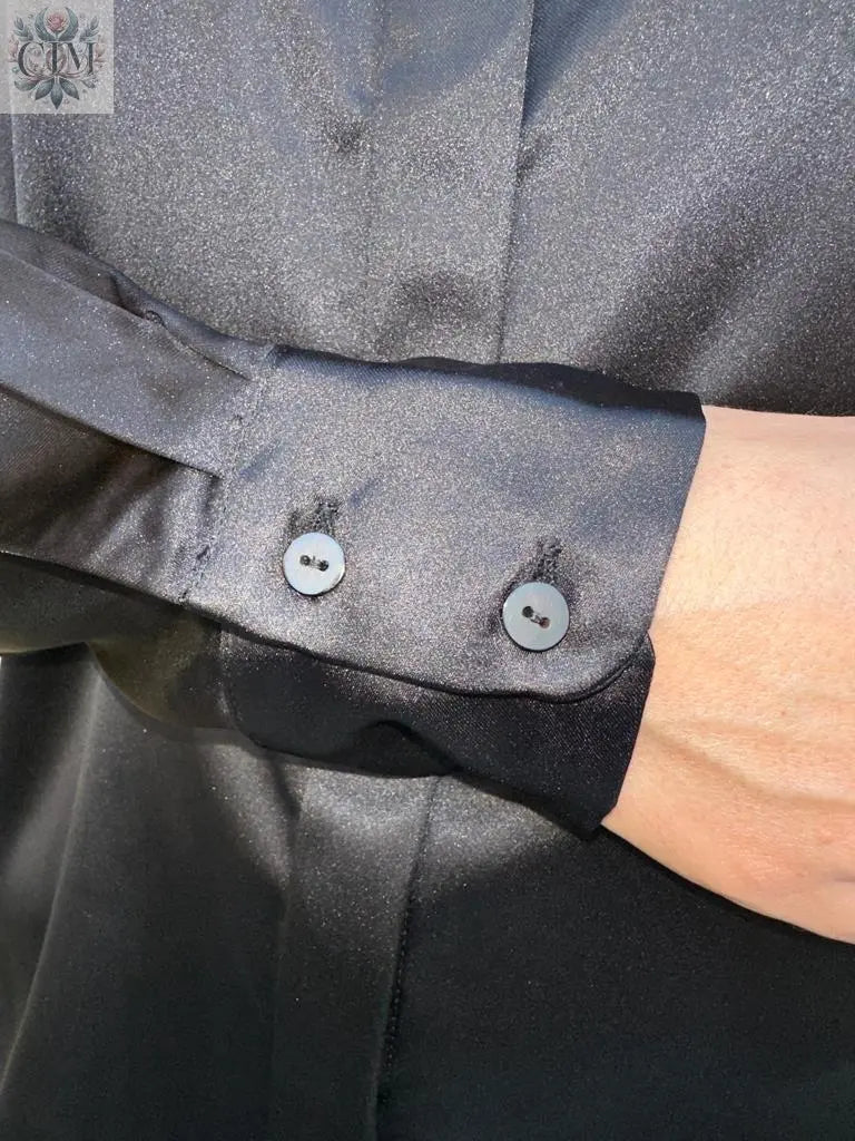 Chemisier satiné noir Chemisier satiné Effet soyeux Look chic et moderne Idéal pour le bureau ou une soirée Brillance subtile Satin blouse Chic and modern look Elegant style Silky effect Soft touch