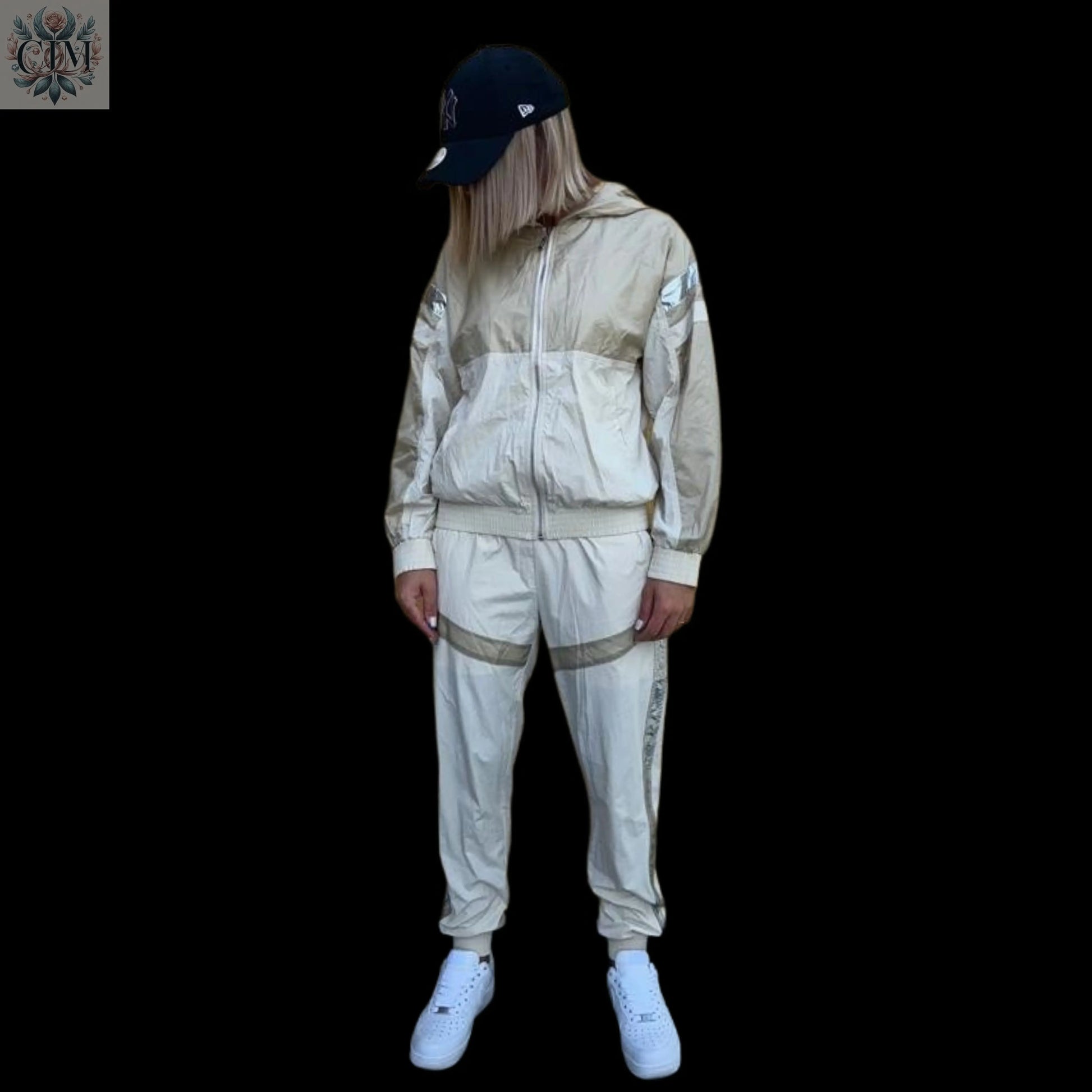 Survêtement réfléchissant beige Survêtement réfléchissant Ensemble sport chic Tendance Ensemble deux pièces Streetwear féminin  Ensemble jogging femme  Look confortable et stylé Loungewear tendance Survêtement avec capuche 