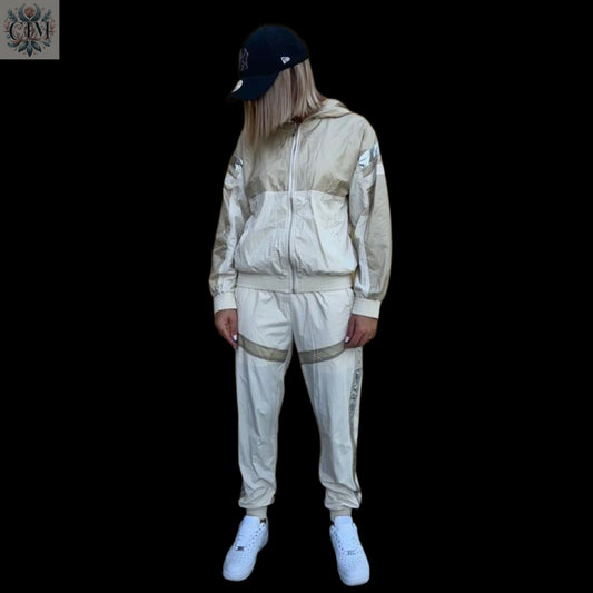 Survêtement réfléchissant beige Survêtement réfléchissant Ensemble sport chic Tendance Ensemble deux pièces Streetwear féminin  Ensemble jogging femme  Look confortable et stylé Loungewear tendance Survêtement avec capuche 
