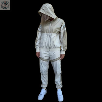 Survêtement réfléchissant beige Survêtement réfléchissant Ensemble sport chic Tendance Ensemble deux pièces Streetwear féminin  Ensemble jogging femme  Look confortable et stylé Loungewear tendance Survêtement avec capuche 