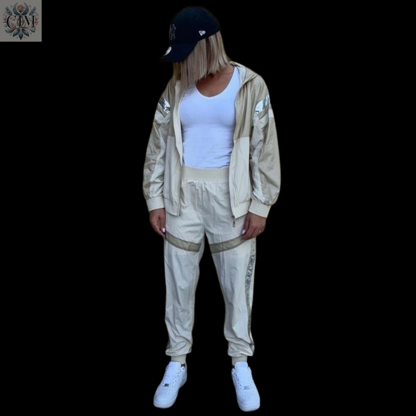 Survêtement réfléchissant beige Survêtement réfléchissant Ensemble sport chic Tendance Ensemble deux pièces Streetwear féminin  Ensemble jogging femme  Look confortable et stylé Loungewear tendance Survêtement avec capuche 
