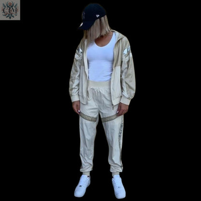 Survêtement réfléchissant beige Survêtement réfléchissant Ensemble sport chic Tendance Ensemble deux pièces Streetwear féminin  Ensemble jogging femme  Look confortable et stylé Loungewear tendance Survêtement avec capuche 