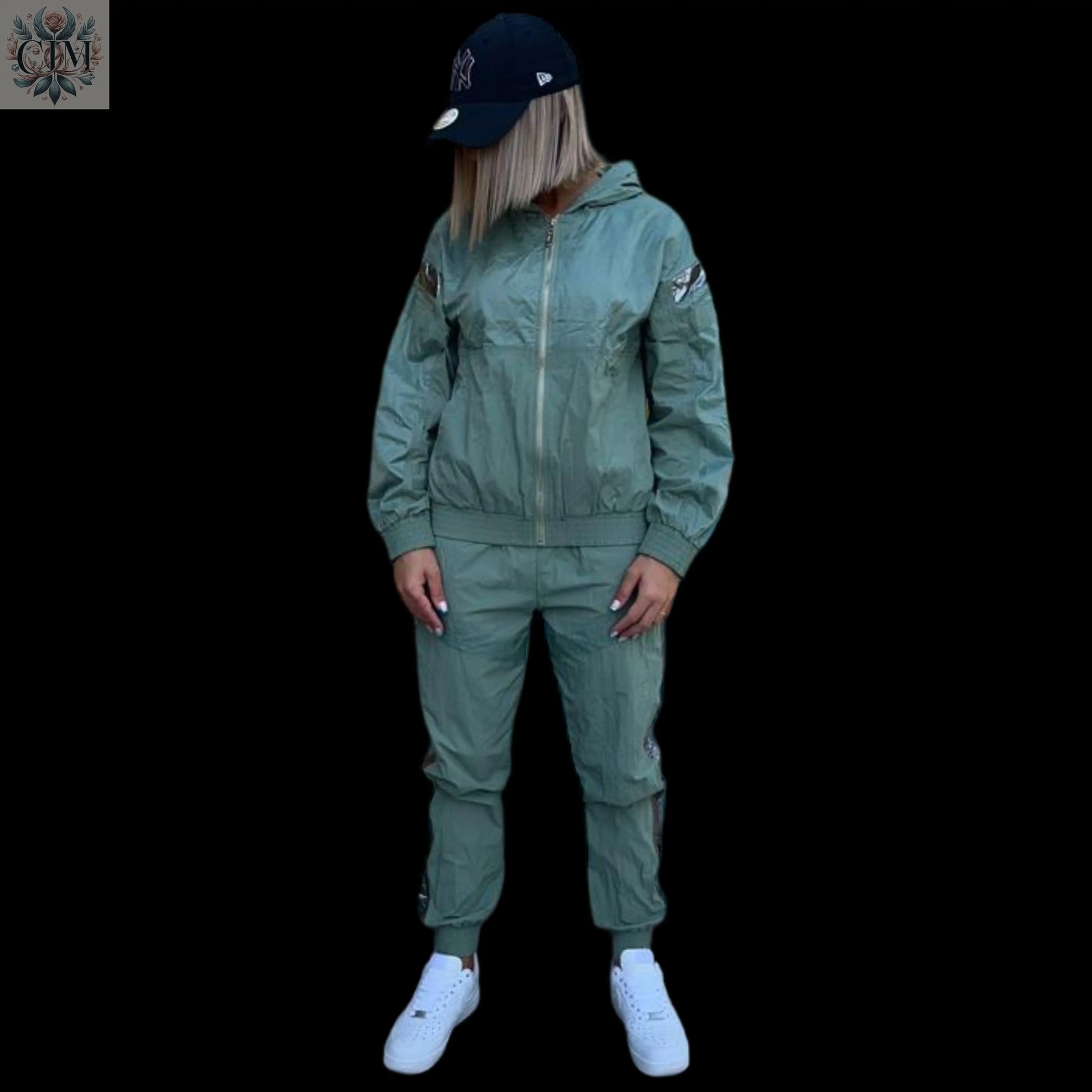 Survêtement réfléchissant kaki Survêtement réfléchissant kaki  Survêtement réfléchissant Ensemble sport chic Tendance Ensemble deux pièces Streetwear féminin  Ensemble jogging femme  Look confortable et stylé Loungewear tendance Survêtement avec capuche 