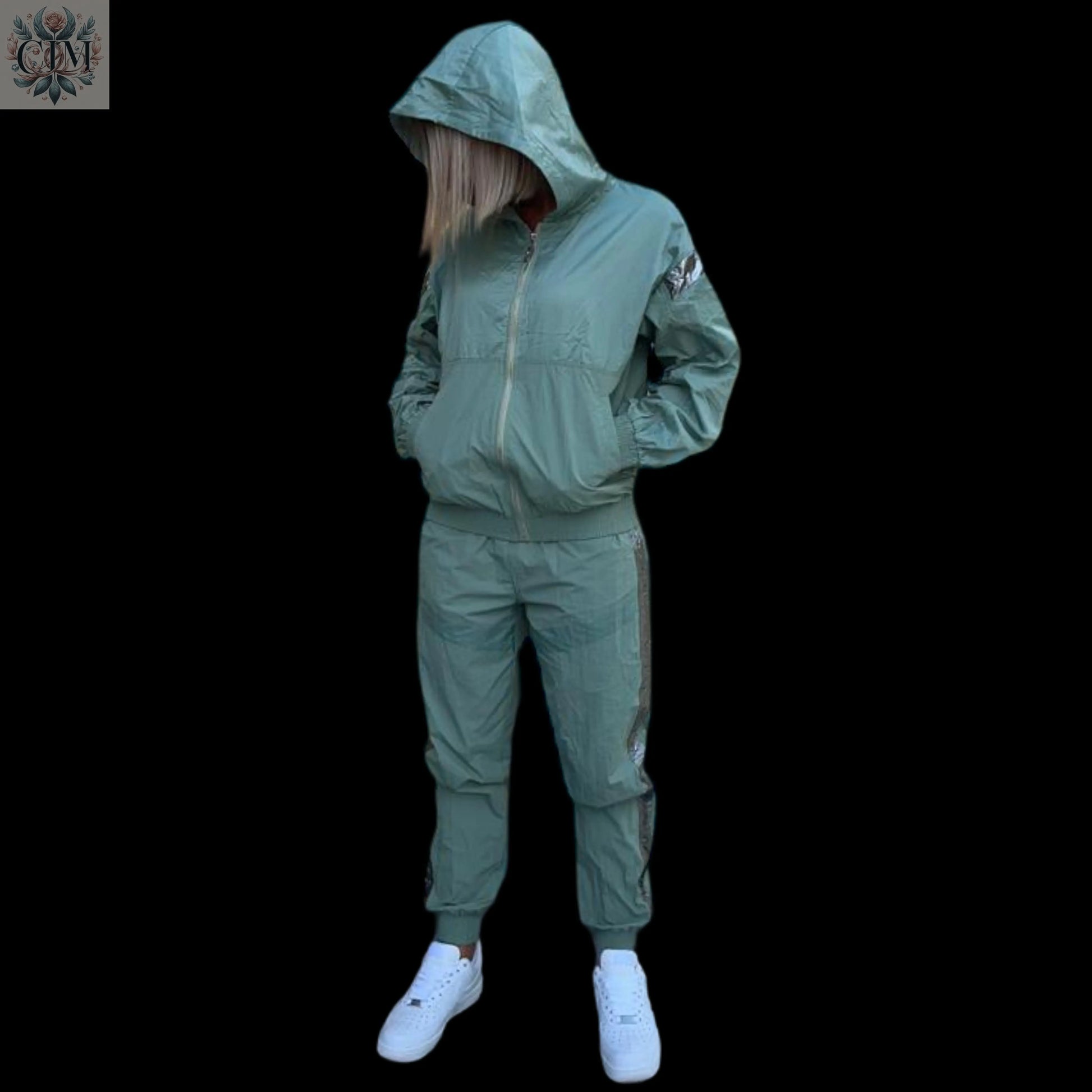 Survêtement réfléchissant kaki Survêtement réfléchissant kaki  Survêtement réfléchissant Ensemble sport chic Tendance Ensemble deux pièces Streetwear féminin  Ensemble jogging femme  Look confortable et stylé Loungewear tendance Survêtement avec capuche 