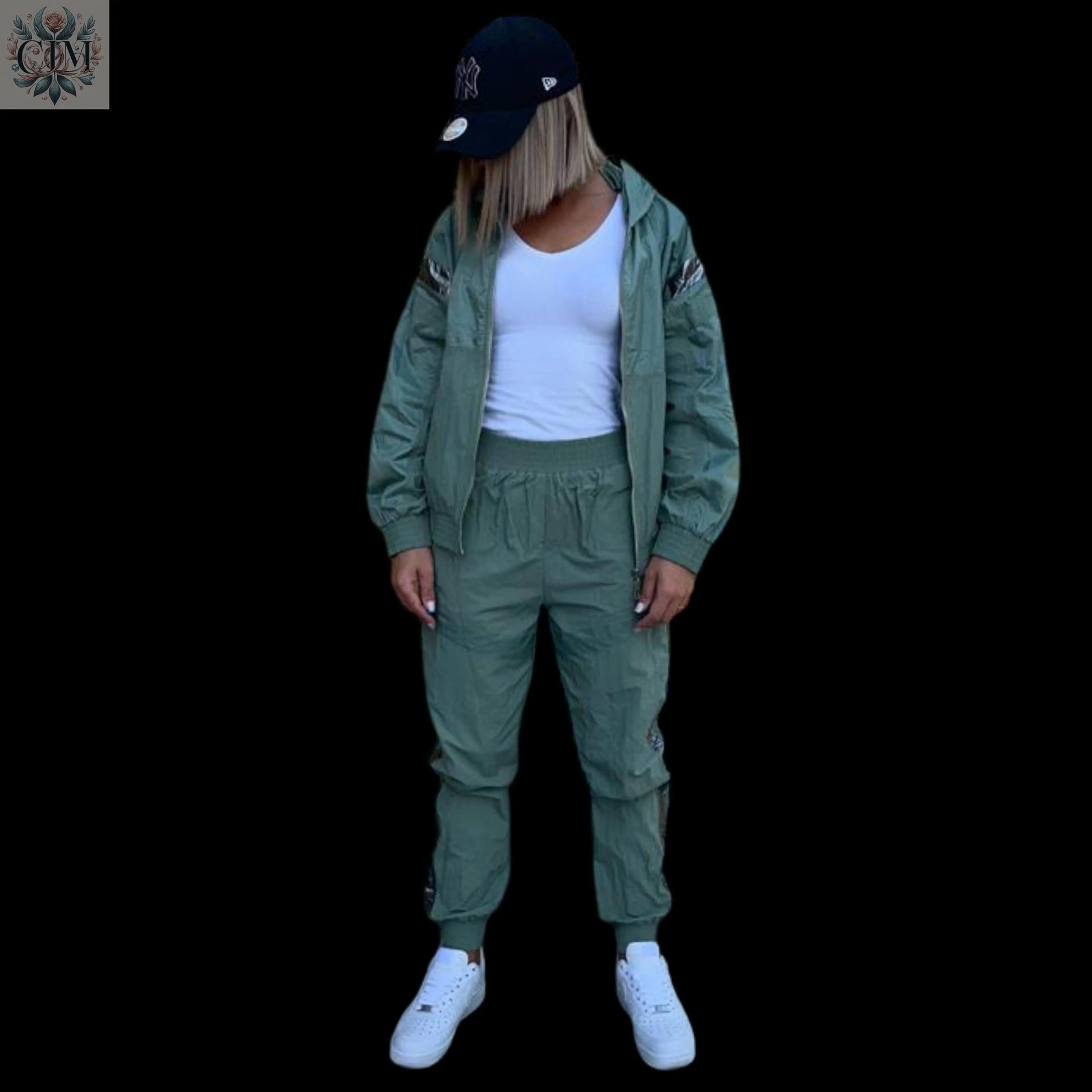 Survêtement réfléchissant kaki Survêtement réfléchissant kaki  Survêtement réfléchissant Ensemble sport chic Tendance Ensemble deux pièces Streetwear féminin  Ensemble jogging femme  Look confortable et stylé Loungewear tendance Survêtement avec capuche 