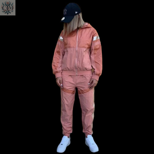 Survêtement réfléchissant corail  Ensemble sport chic Tendance corail Ensemble deux pièces Streetwear féminin  Ensemble jogging femme  Look confortable et stylé Loungewear tendance Survêtement avec capuche 