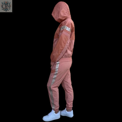 Survêtement réfléchissant corail  Ensemble sport chic Tendance corail Ensemble deux pièces Streetwear féminin  Ensemble jogging femme  Look confortable et stylé Loungewear tendance Survêtement avec capuche 
