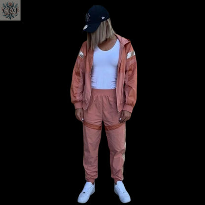 Survêtement réfléchissant corail  Ensemble sport chic Tendance corail Ensemble deux pièces Streetwear féminin  Ensemble jogging femme  Look confortable et stylé Loungewear tendance Survêtement avec capuche 