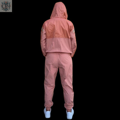 Survêtement réfléchissant corail  Ensemble sport chic Tendance corail Ensemble deux pièces Streetwear féminin  Ensemble jogging femme  Look confortable et stylé Loungewear tendance Survêtement avec capuche 
