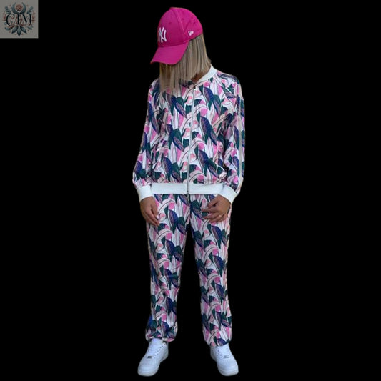Ensemble floral viscose Style chic décontracté Tenue casual chic Jogging féminin Look pastel fleuri Printed loungewear Feminine streetwear Stylish comfort wear