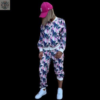 Ensemble floral viscose Style chic décontracté Tenue casual chic Jogging féminin Look pastel fleuri Printed loungewear Feminine streetwear Stylish comfort wear