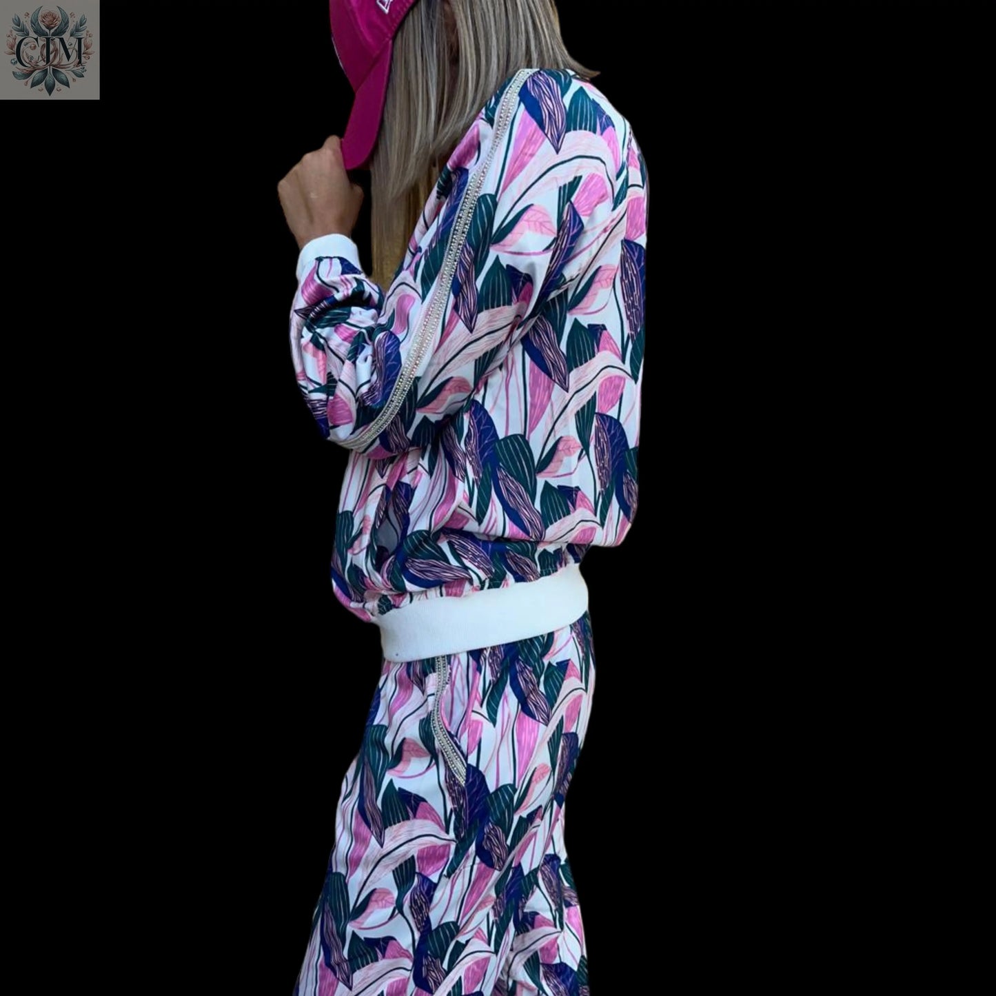 Ensemble floral viscose Style chic décontracté Tenue casual chic Jogging féminin Look pastel fleuri Printed loungewear Feminine streetwear Stylish comfort wear