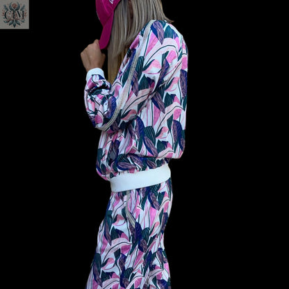 Ensemble floral viscose Style chic décontracté Tenue casual chic Jogging féminin Look pastel fleuri Printed loungewear Feminine streetwear Stylish comfort wear