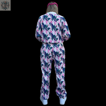 Ensemble floral viscose Style chic décontracté Tenue casual chic Jogging féminin Look pastel fleuri Printed loungewear Feminine streetwear Stylish comfort wear