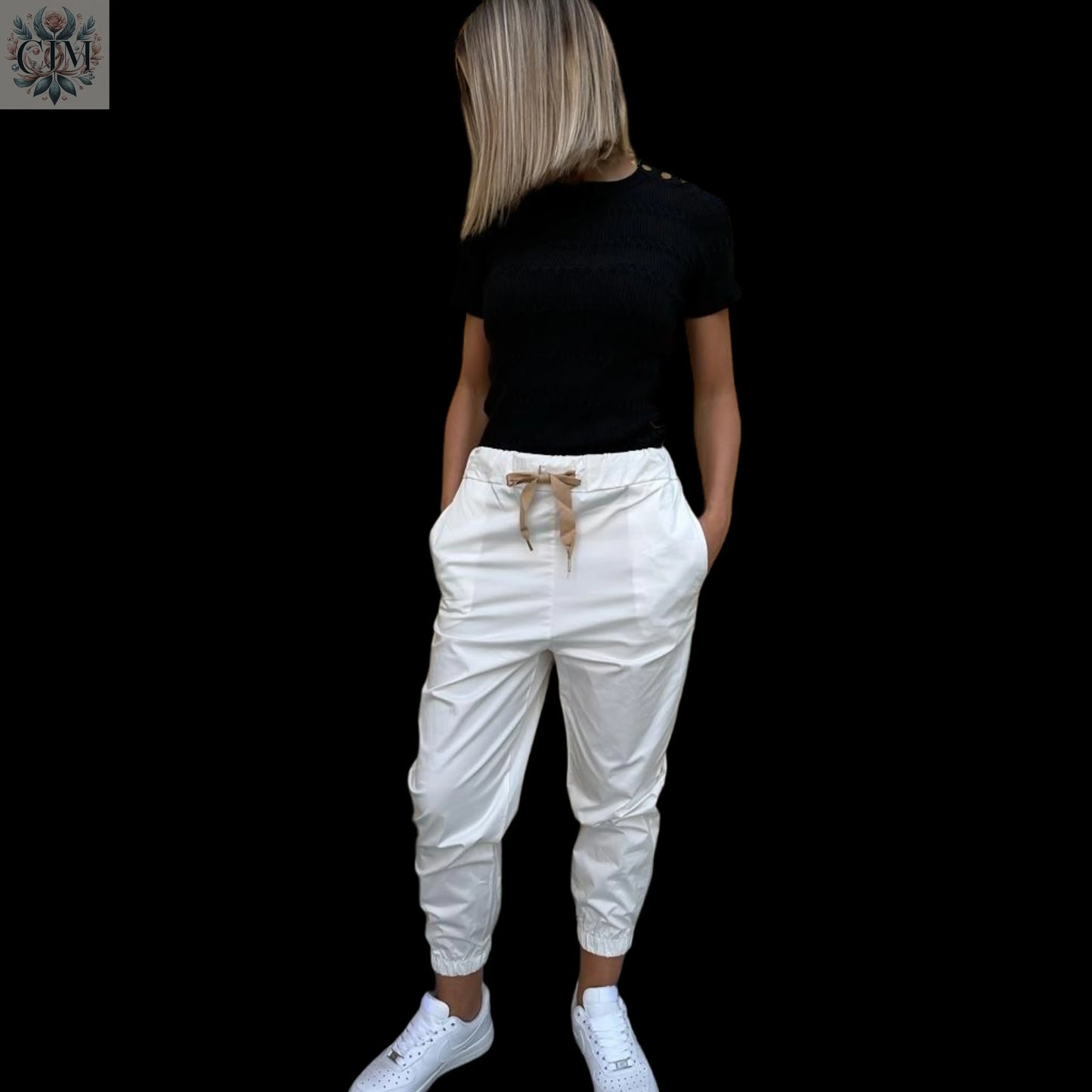 Pantalon blanc nœud Élégance décontractée Coton stretch Féminin et chic Silhouette flatteuse Coupe confortable Taille ajustable White pants Versatile look Casual elegance Modern style Stretch cotton Feminine and chic