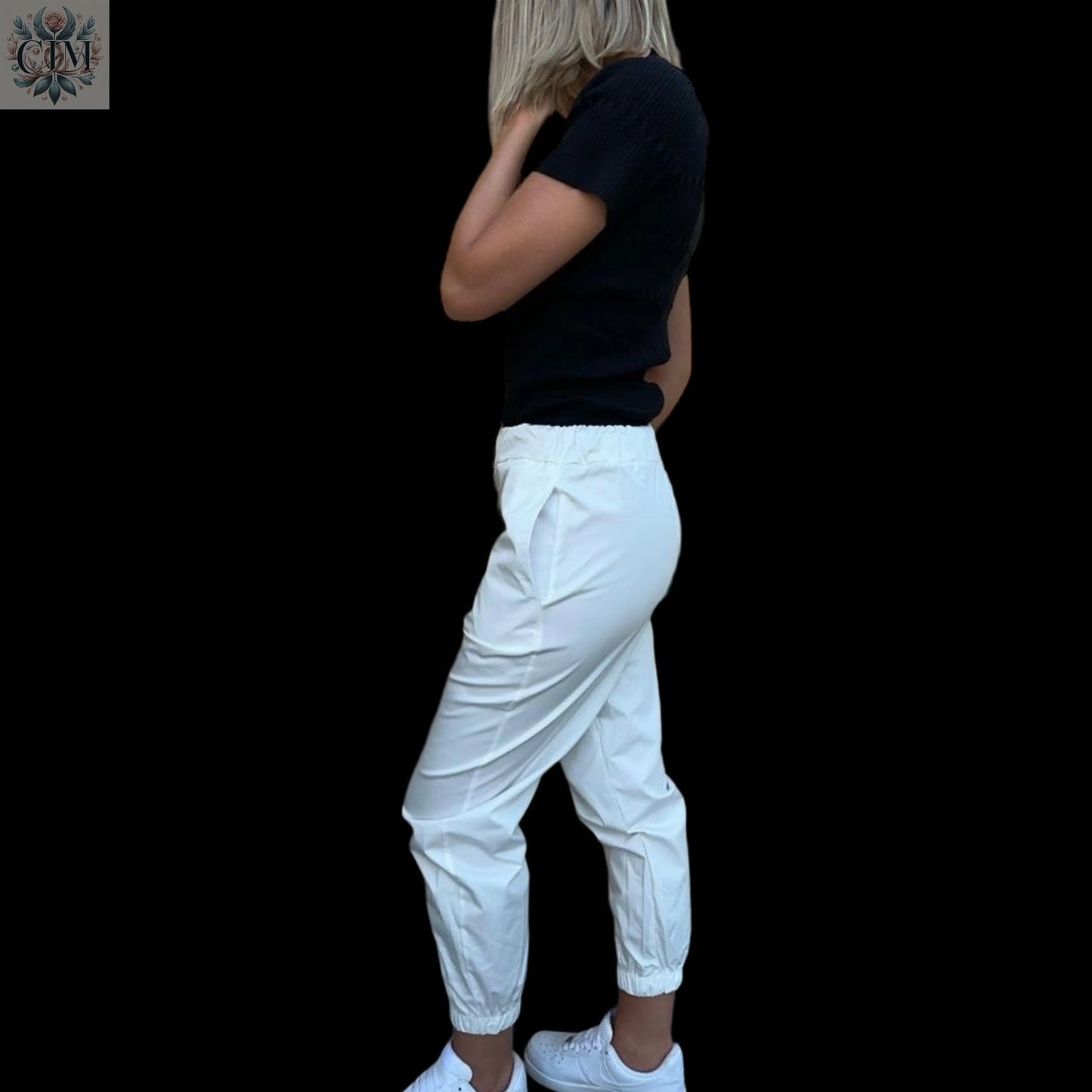 Pantalon blanc nœud Élégance décontractée Coton stretch Féminin et chic Silhouette flatteuse Coupe confortable Taille ajustable White pants Versatile look Casual elegance Modern style Stretch cotton Feminine and chic