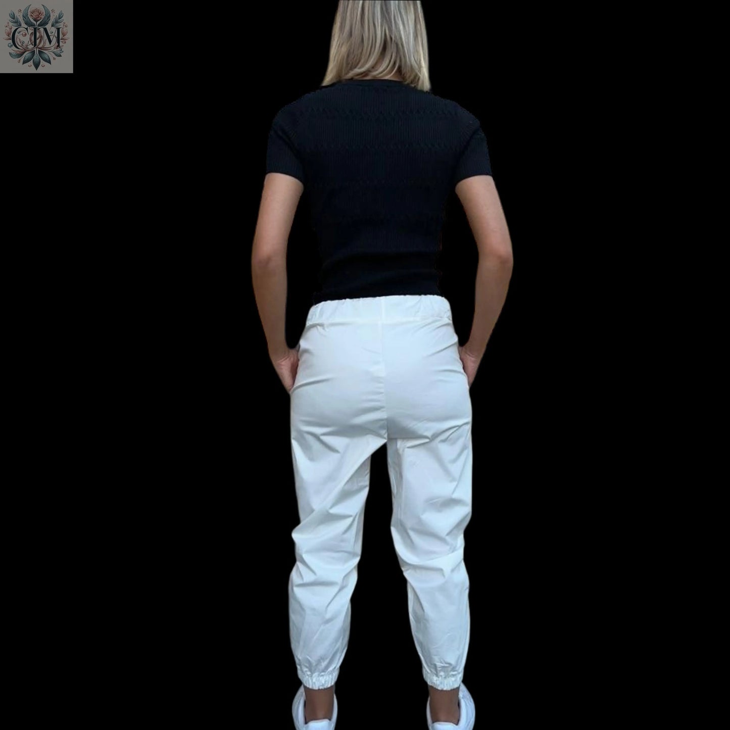 Pantalon blanc nœud Élégance décontractée Coton stretch Féminin et chic Silhouette flatteuse Coupe confortable Taille ajustable White pants Versatile look Casual elegance Modern style Stretch cotton Feminine and chic