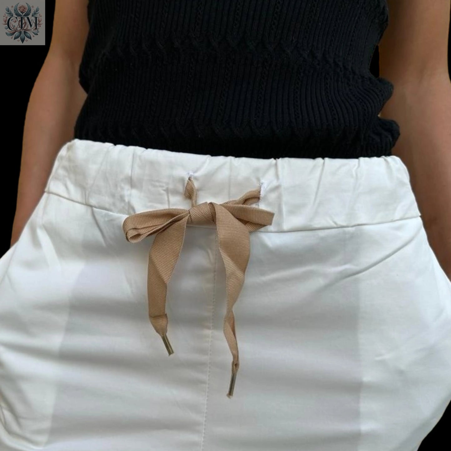Pantalon blanc nœud Élégance décontractée Coton stretch Féminin et chic Silhouette flatteuse Coupe confortable Taille ajustable White pants Versatile look Casual elegance Modern style Stretch cotton Feminine and chic