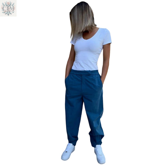 Pantalon carotte bleu céruléen  100% coton Élégance intemporelle Look personnalisable Tenue habillée ou décontractée Boutons-pression chevilles Modern style Timeless elegance Perfect fit Carrot pants 100% cotton