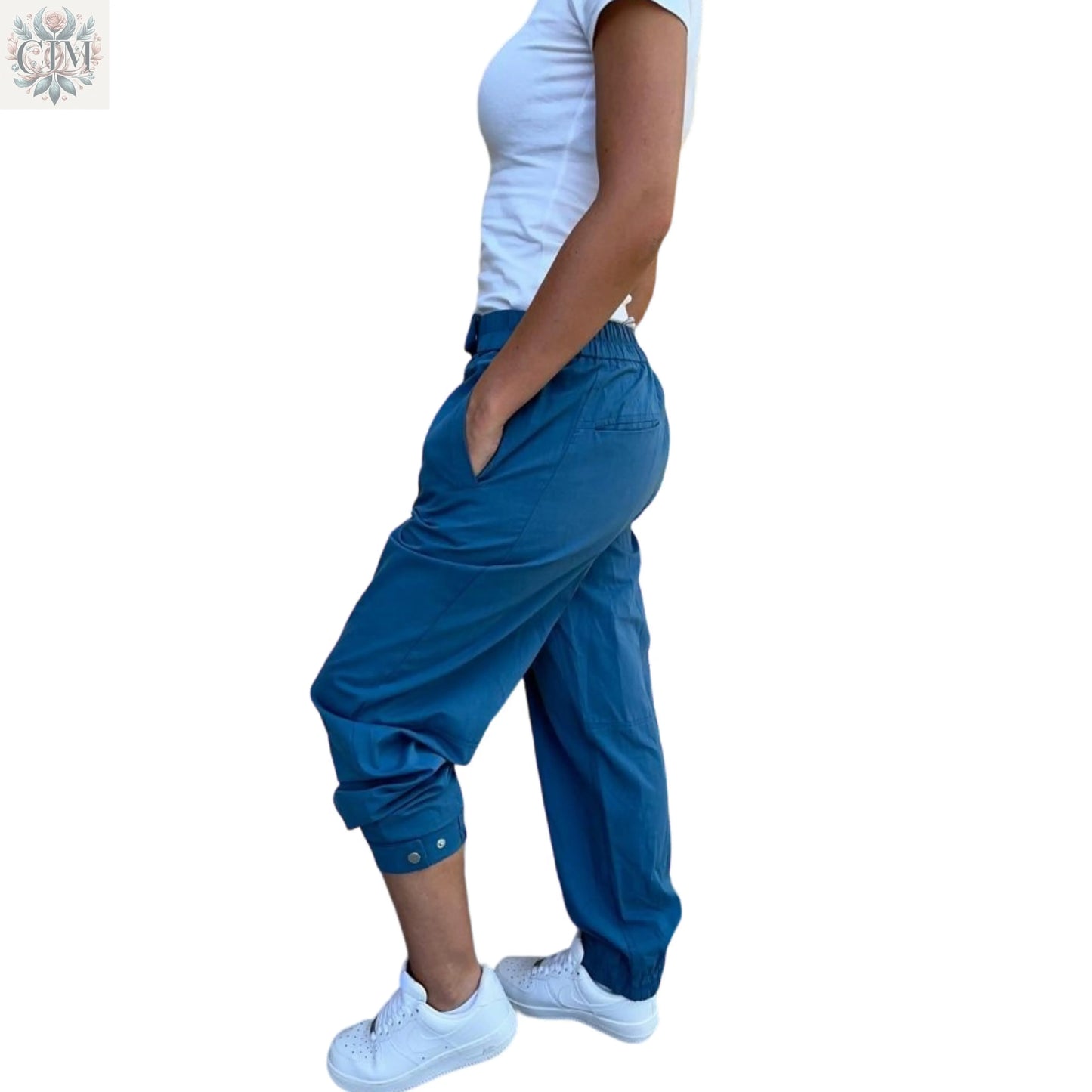 Pantalon carotte bleu céruléen  100% coton Élégance intemporelle Look personnalisable Tenue habillée ou décontractée Boutons-pression chevilles Modern style Timeless elegance Perfect fit Carrot pants 100% cotton
