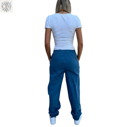 Pantalon carotte bleu céruléen  100% coton Élégance intemporelle Look personnalisable Tenue habillée ou décontractée Boutons-pression chevilles Modern style Timeless elegance Perfect fit Carrot pants 100% cotton