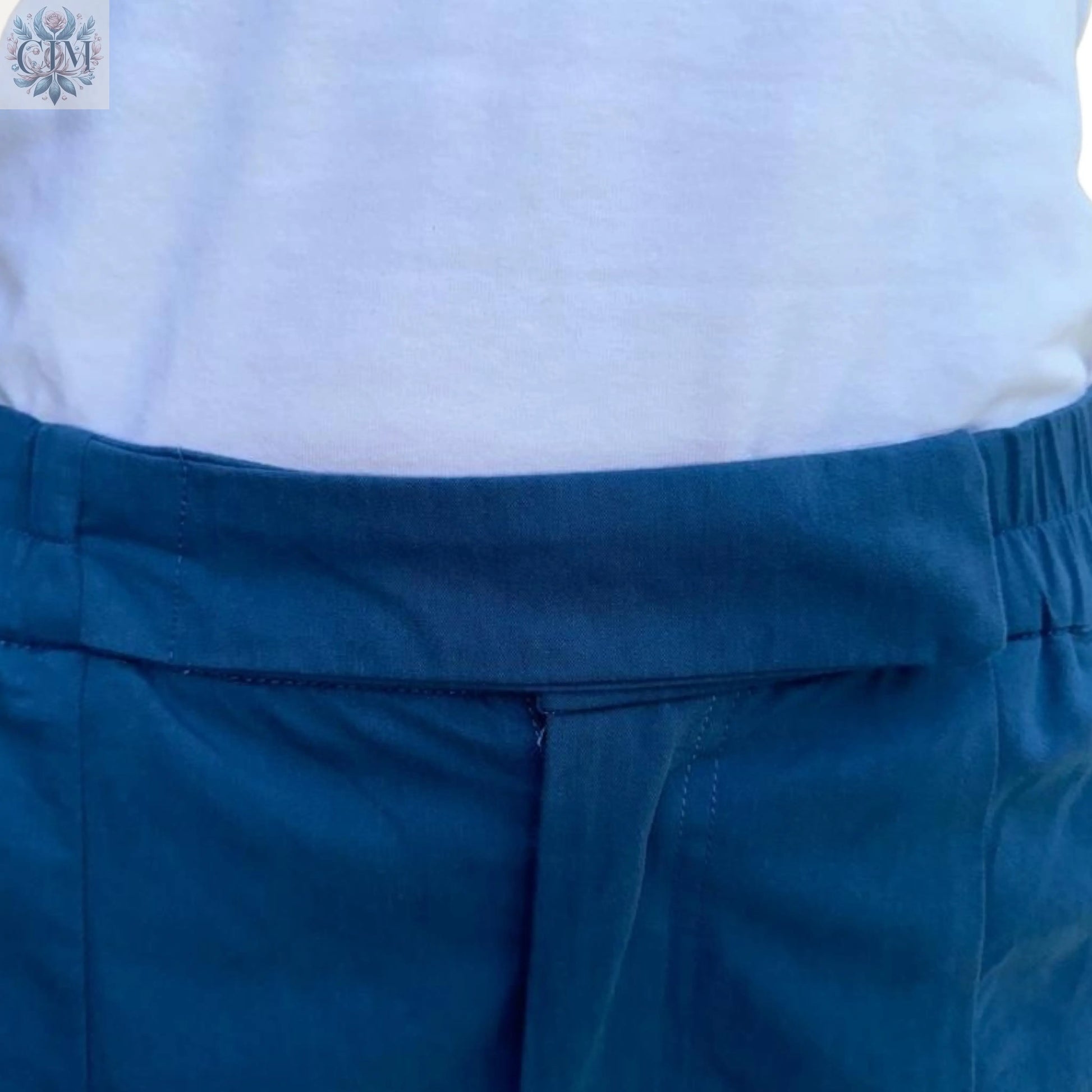 Pantalon carotte bleu céruléen  100% coton Élégance intemporelle Look personnalisable Tenue habillée ou décontractée Boutons-pression chevilles Modern style Timeless elegance Perfect fit Carrot pants 100% cotton