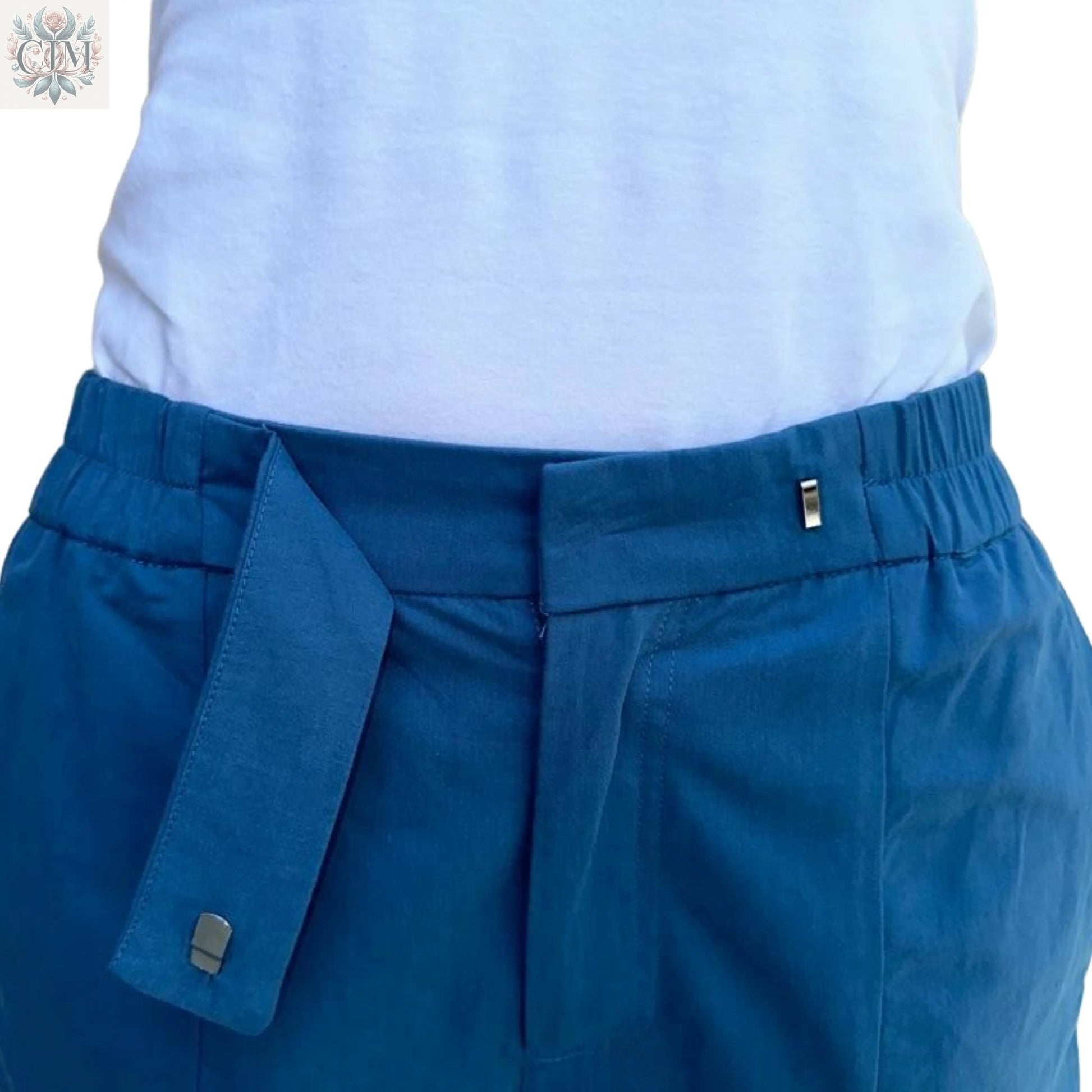 Pantalon carotte bleu céruléen  100% coton Élégance intemporelle Look personnalisable Tenue habillée ou décontractée Boutons-pression chevilles Modern style Timeless elegance Perfect fit Carrot pants 100% cotton