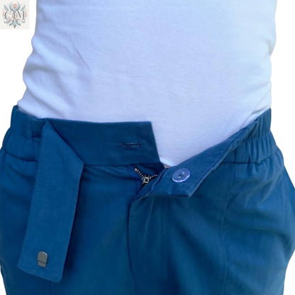 Pantalon carotte bleu céruléen  100% coton Élégance intemporelle Look personnalisable Tenue habillée ou décontractée Boutons-pression chevilles Modern style Timeless elegance Perfect fit Carrot pants 100% cotton