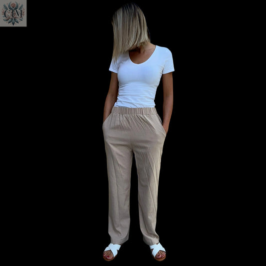 Pantalon fluide beige Tenue habillée ou décontractée Élégance intemporelle Coupe flatteuse Mode femme  Vêtements élégants  Look personnalisable Détails soignés  Women's fashion Elegant clothing Chic style​  Trendy fashion Mode tendance