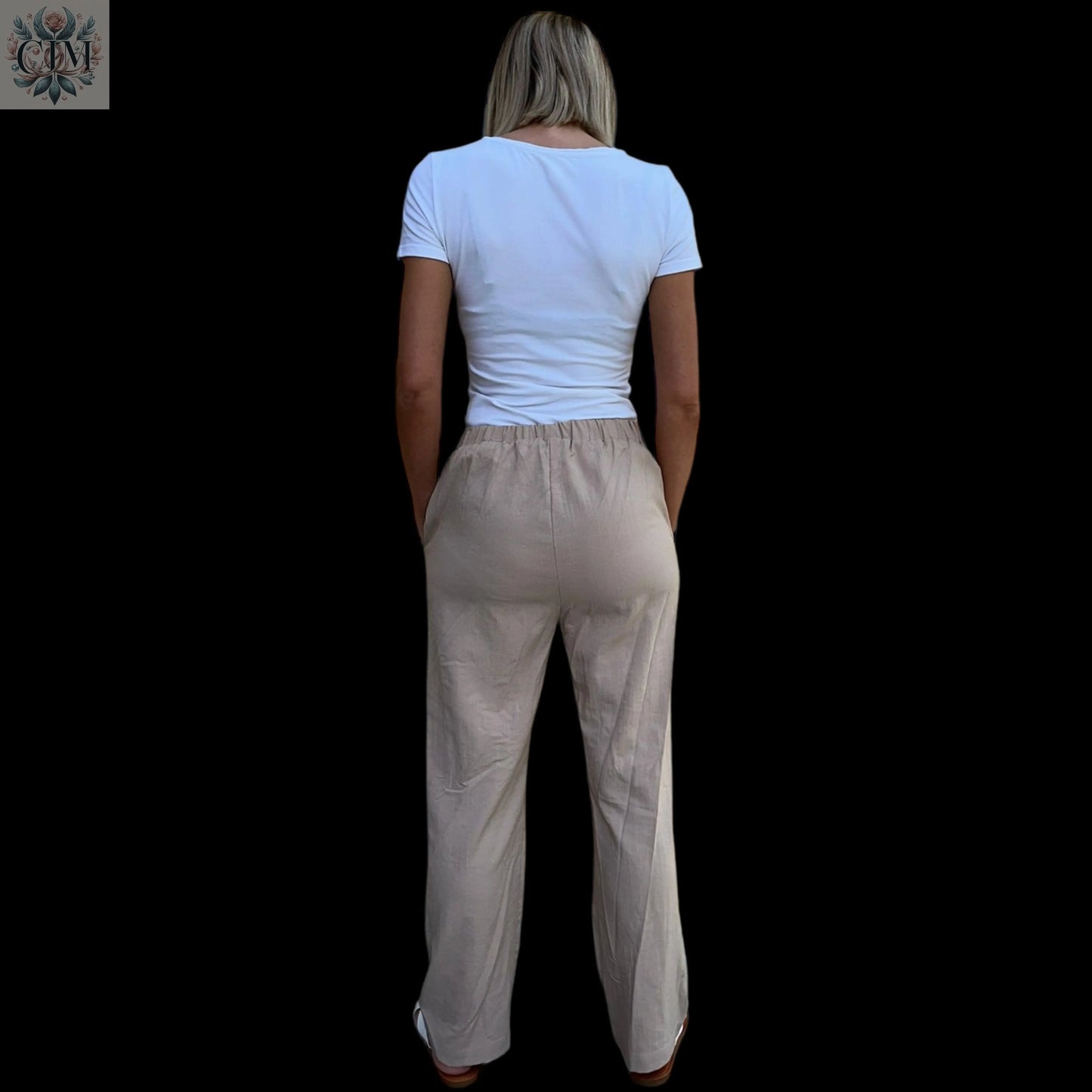Pantalon fluide beige Tenue habillée ou décontractée Élégance intemporelle Coupe flatteuse Mode femme  Vêtements élégants  Look personnalisable Détails soignés  Women's fashion Elegant clothing Chic style​  Trendy fashion Mode tendance