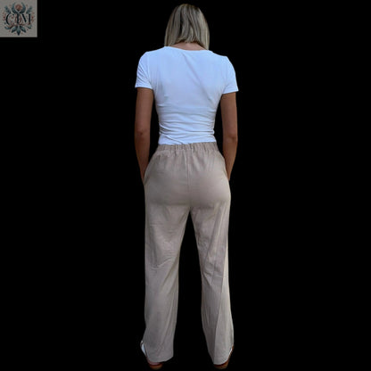 Pantalon fluide beige Tenue habillée ou décontractée Élégance intemporelle Coupe flatteuse Mode femme  Vêtements élégants  Look personnalisable Détails soignés  Women's fashion Elegant clothing Chic style​  Trendy fashion Mode tendance
