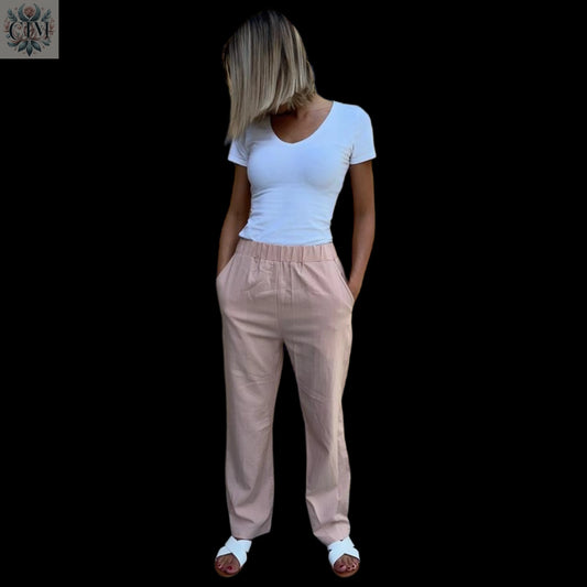 Pantalon fluide rose poudré Tenue habillée ou décontractée Élégance intemporelle Coupe flatteuse Mode femme  Vêtements élégants  Look personnalisable Détails soignés  Women's fashion Elegant clothing Chic style​  Trendy fashion Mode tendance