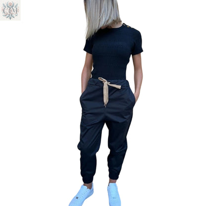 Pantalon noir noeud Élégance décontractée Coton stretch Féminin et chic Silhouette flatteuse Coupe confortable Taille ajustable Black pants Versatile look Casual elegance Modern style Stretch cotton Feminine and chic