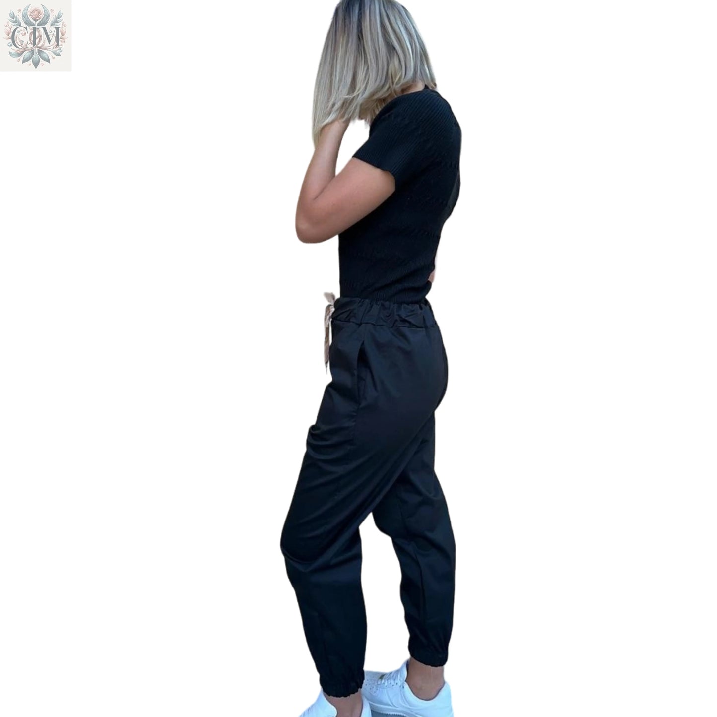 Pantalon noir noeud Élégance décontractée Coton stretch Féminin et chic Silhouette flatteuse Coupe confortable Taille ajustable Black pants Versatile look Casual elegance Modern style Stretch cotton Feminine and chic