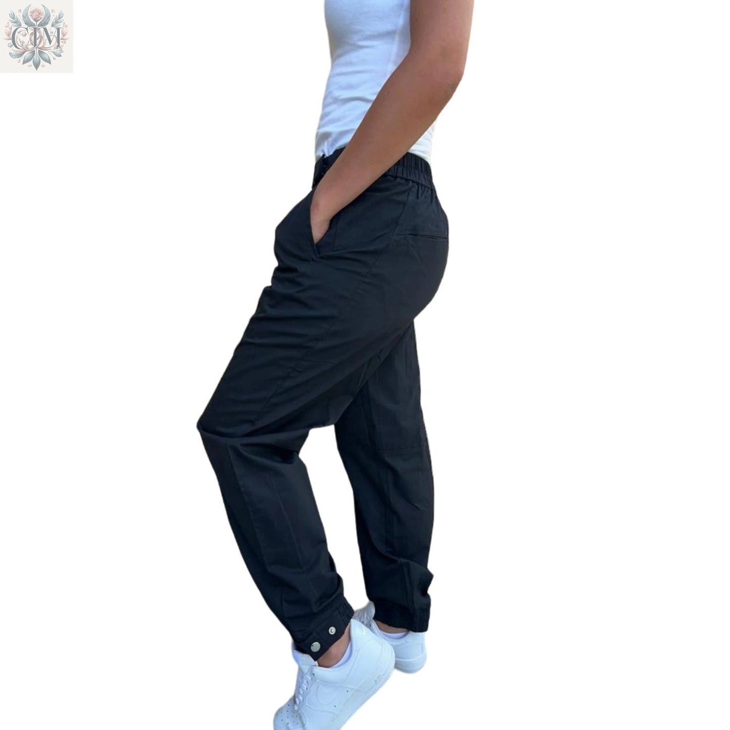 Pantalon carotte noir 100% coton Élégance intemporelle Look personnalisable Tenue habillée ou décontractée  Boutons-pression chevilles Modern style  Timeless elegance  Perfect fit Carrot pants 100% cotton