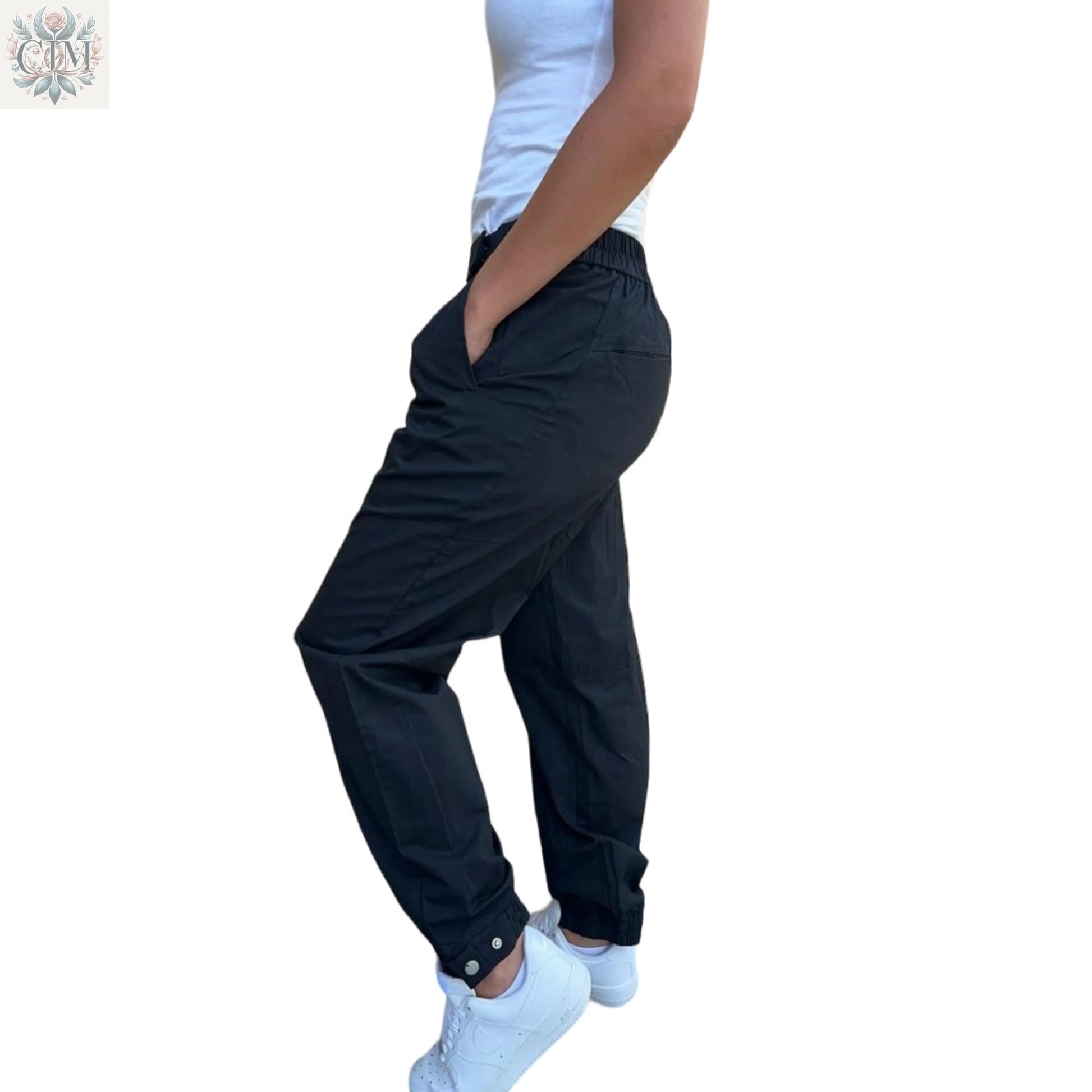 Pantalon carotte noir 100% coton Élégance intemporelle Look personnalisable Tenue habillée ou décontractée  Boutons-pression chevilles Modern style  Timeless elegance  Perfect fit Carrot pants 100% cotton
