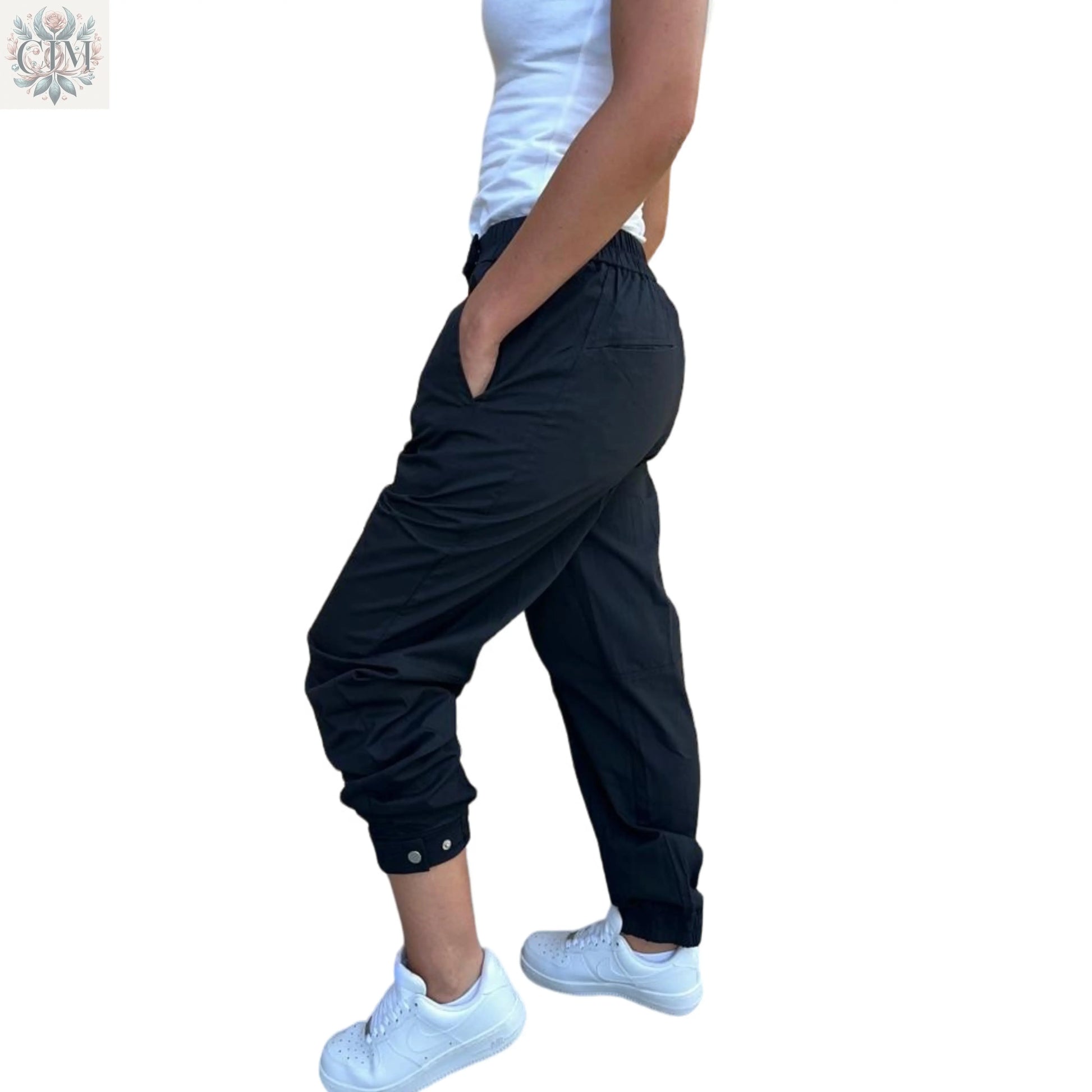 Pantalon carotte noir 100% coton Élégance intemporelle Look personnalisable Tenue habillée ou décontractée  Boutons-pression chevilles Modern style  Timeless elegance  Perfect fit Carrot pants 100% cotton