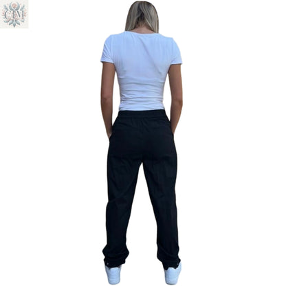 Pantalon carotte noir 100% coton Élégance intemporelle Look personnalisable Tenue habillée ou décontractée  Boutons-pression chevilles Modern style  Timeless elegance  Perfect fit Carrot pants 100% cotton