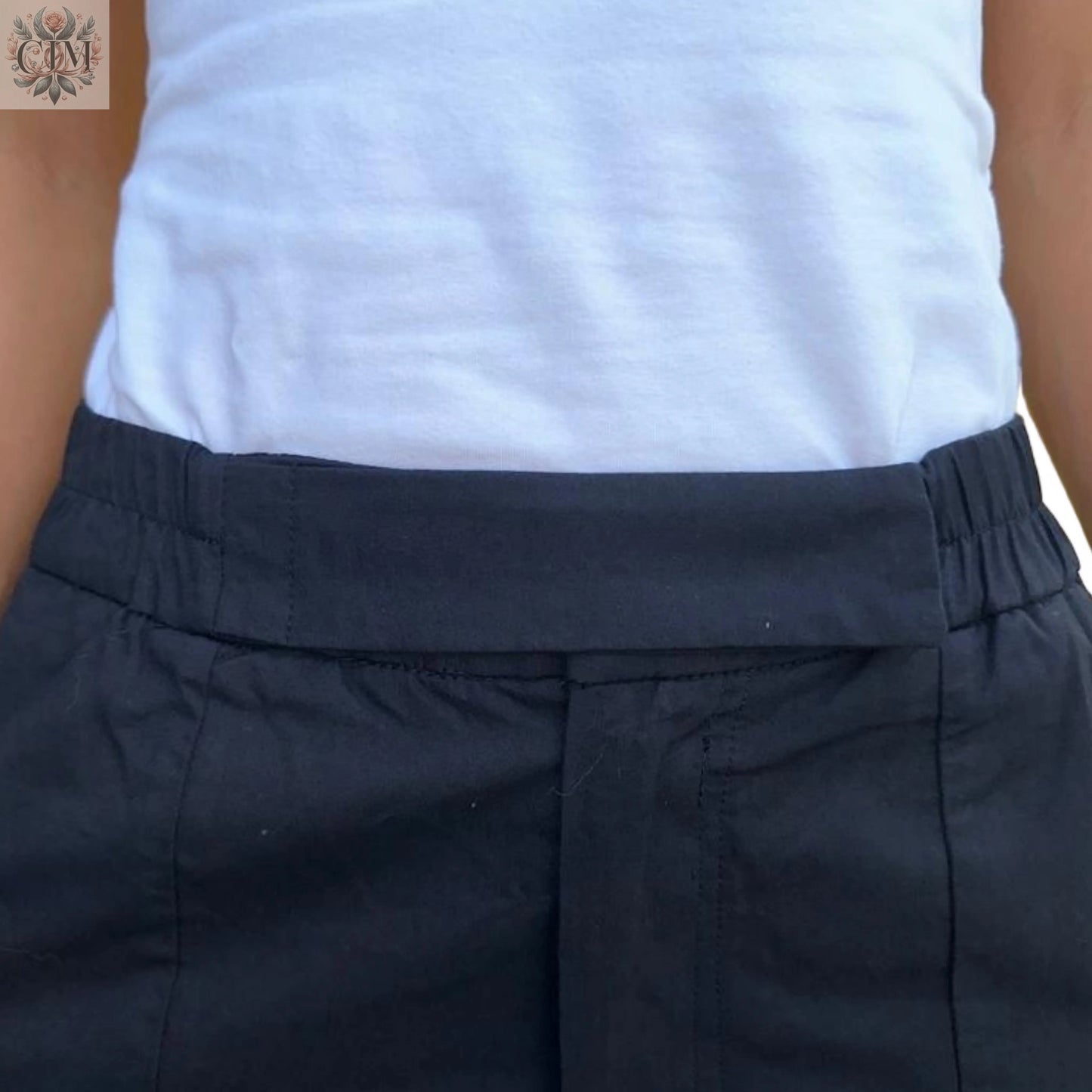 Pantalon carotte noir 100% coton Élégance intemporelle Look personnalisable Tenue habillée ou décontractée  Boutons-pression chevilles Modern style  Timeless elegance  Perfect fit Carrot pants 100% cotton