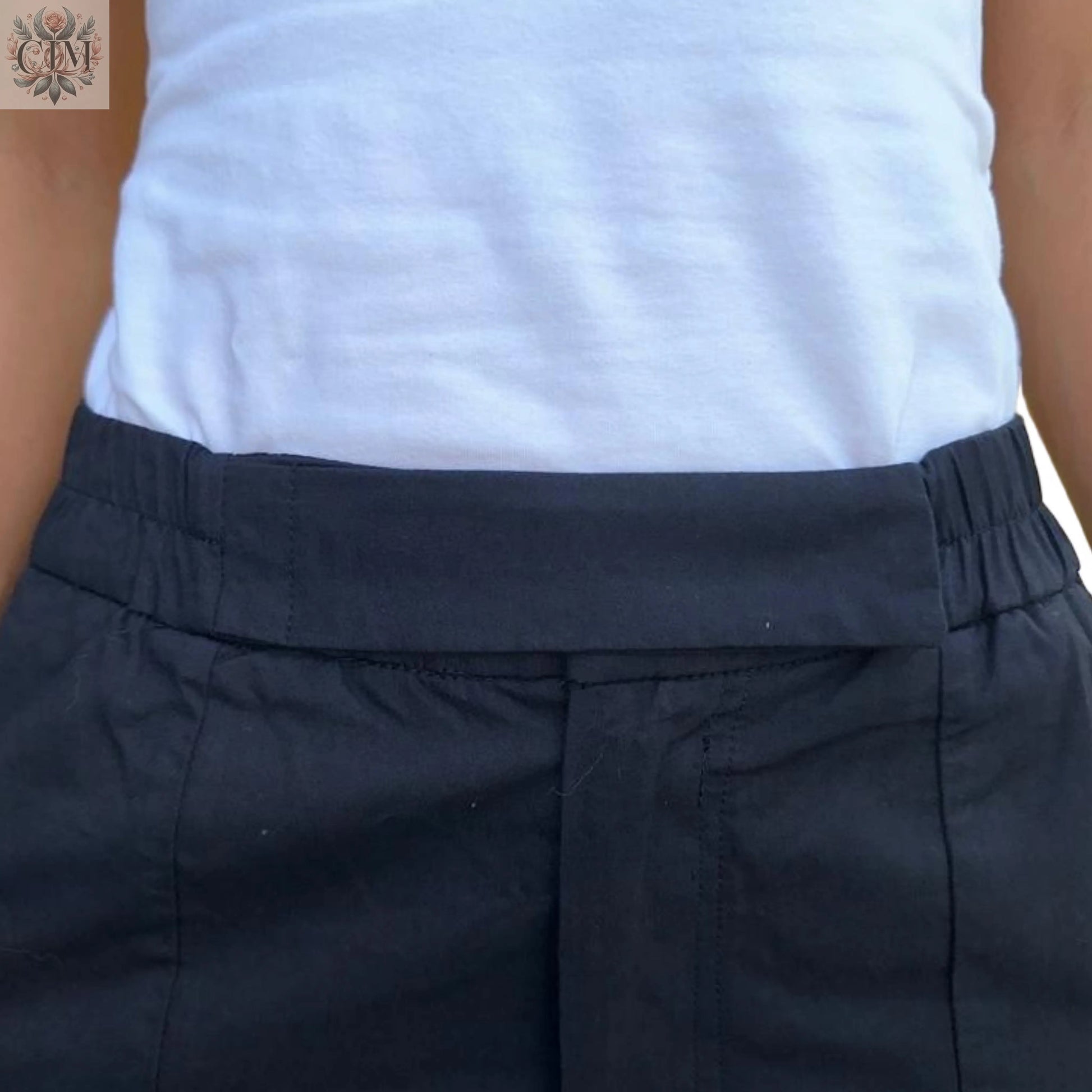 Pantalon carotte noir 100% coton Élégance intemporelle Look personnalisable Tenue habillée ou décontractée  Boutons-pression chevilles Modern style  Timeless elegance  Perfect fit Carrot pants 100% cotton