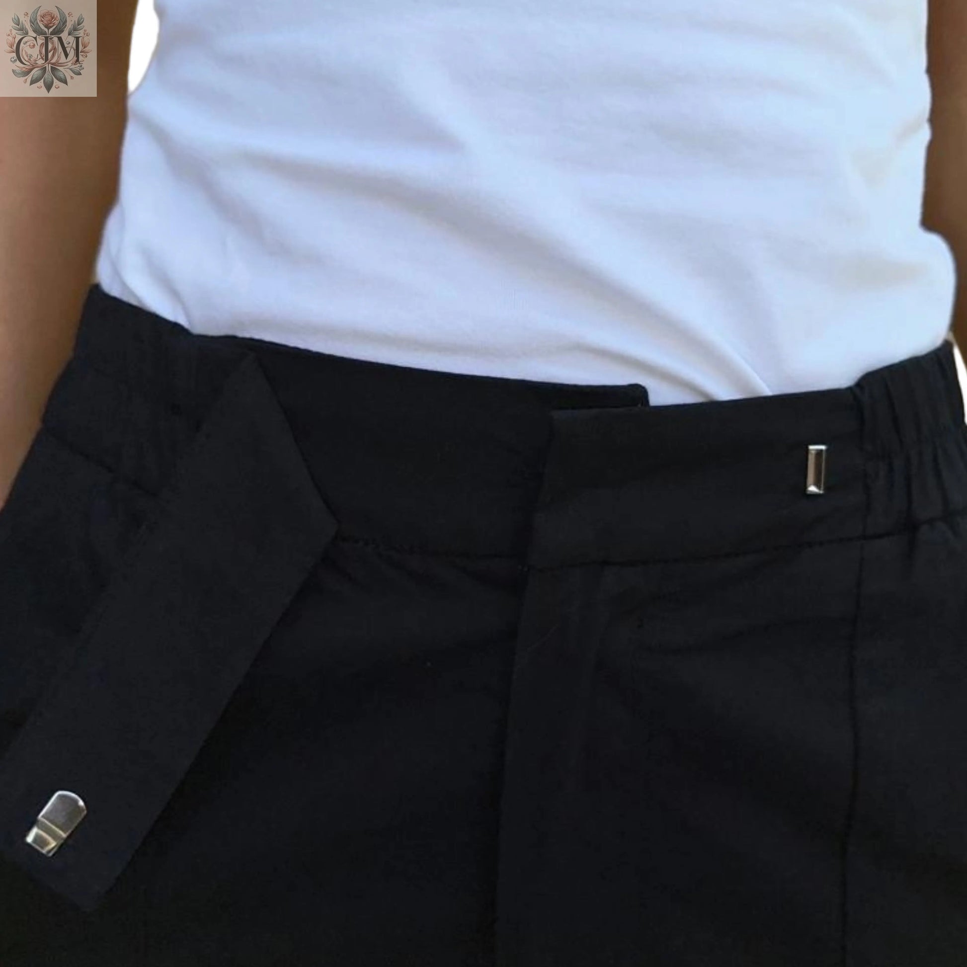 Pantalon carotte noir 100% coton Élégance intemporelle Look personnalisable Tenue habillée ou décontractée  Boutons-pression chevilles Modern style  Timeless elegance  Perfect fit Carrot pants 100% cotton