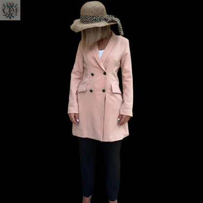 Veste tailleur léopard beige Pièce maîtresse du dressing Doublure léopard audacieuse Style chic et tendance Boutons noirs raffinés Coupe flatteuse Chic and bold Trendy leopard-print lining Feminine and empowered style Perfect for day-to-night looks