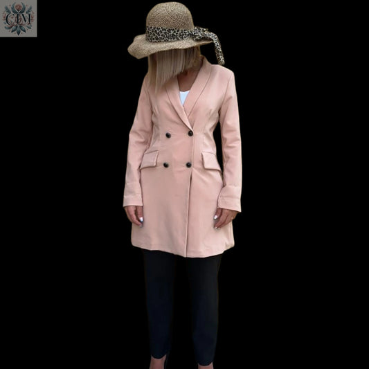 Veste tailleur léopard beige Pièce maîtresse du dressing Doublure léopard audacieuse Style chic et tendance Boutons noirs raffinés Coupe flatteuse Chic and bold Trendy leopard-print lining Feminine and empowered style Perfect for day-to-night looks