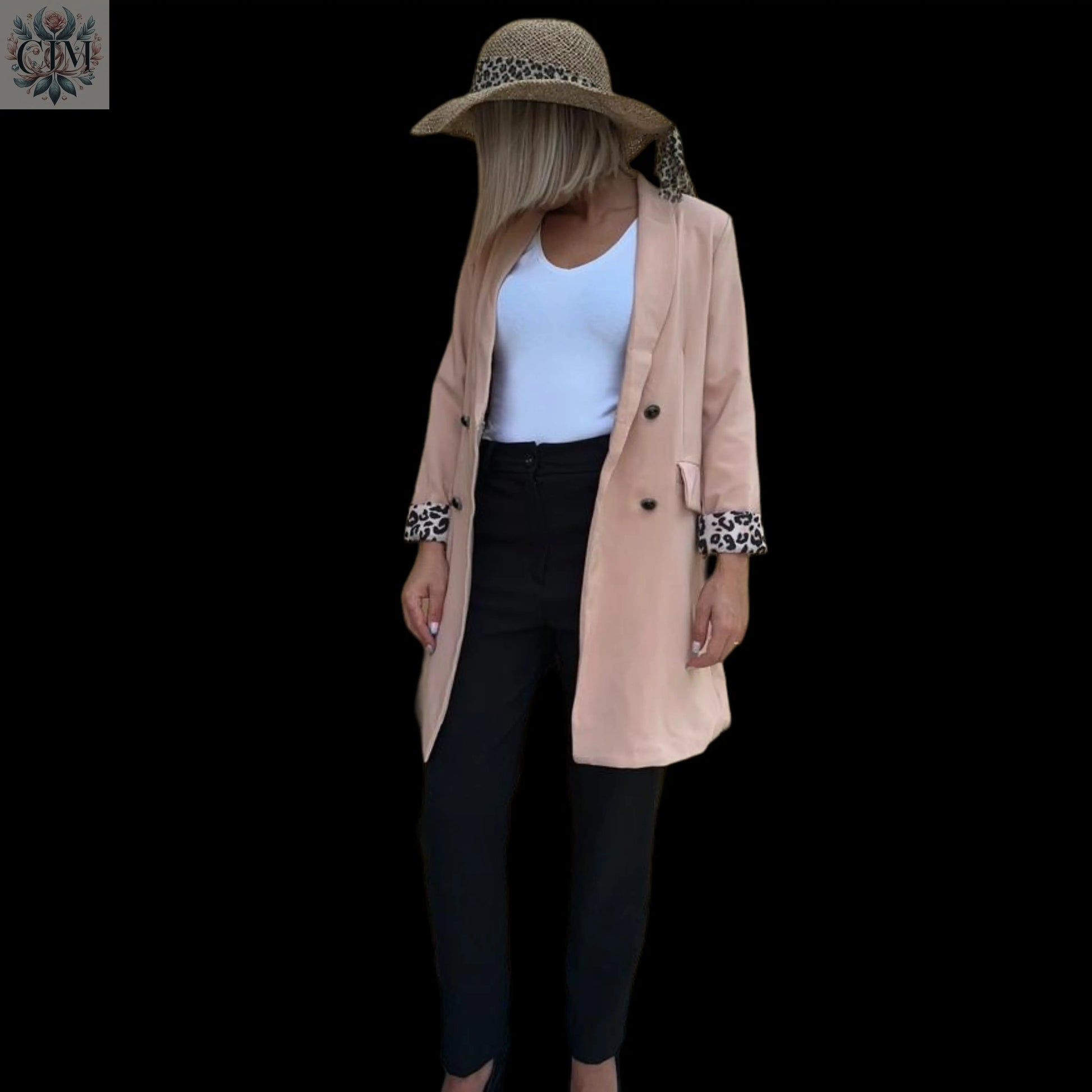 Veste tailleur léopard beige Pièce maîtresse du dressing Doublure léopard audacieuse Style chic et tendance Boutons noirs raffinés Coupe flatteuse Chic and bold Trendy leopard-print lining Feminine and empowered style Perfect for day-to-night looks
