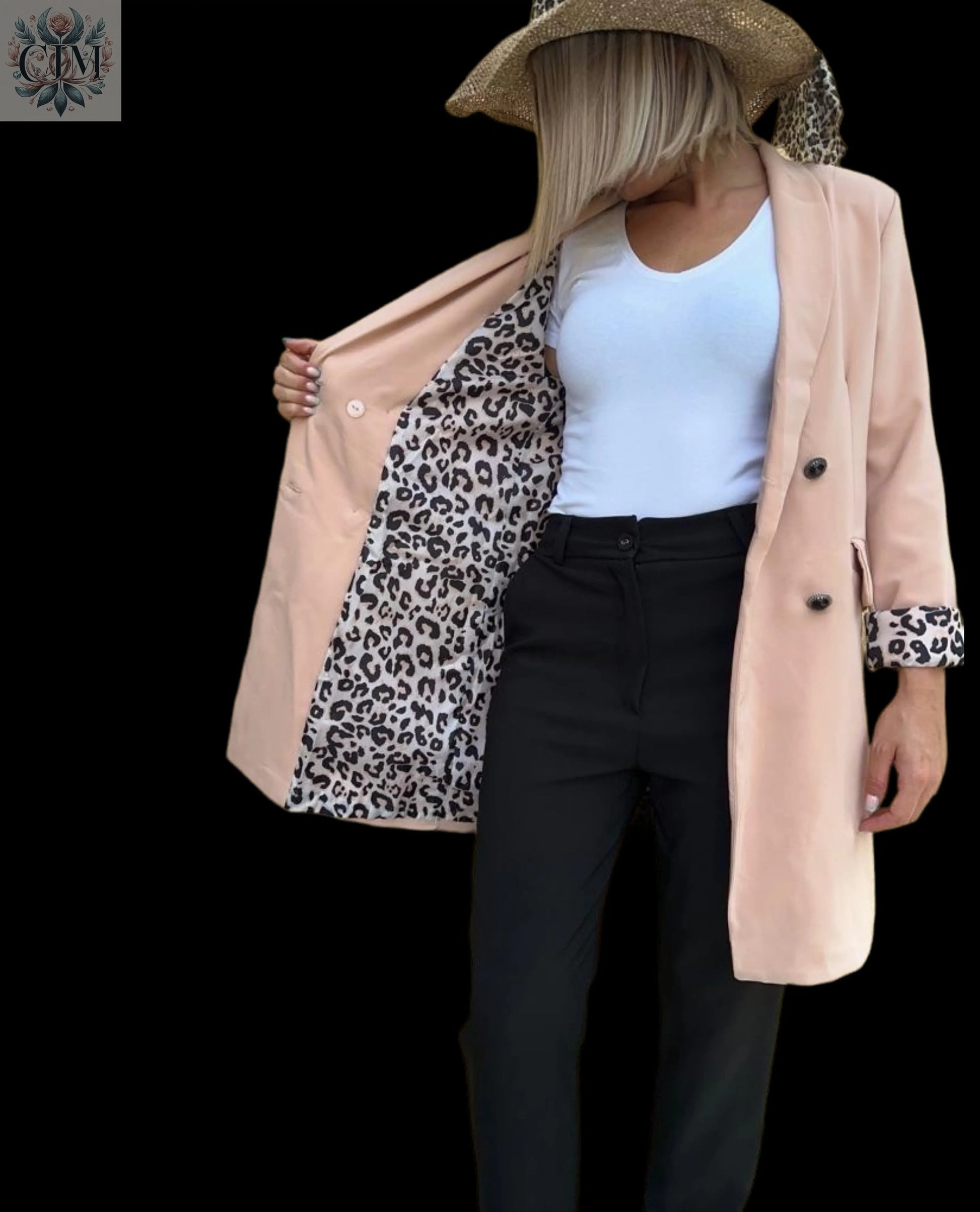 Veste tailleur léopard beige Pièce maîtresse du dressing Doublure léopard audacieuse Style chic et tendance Boutons noirs raffinés Coupe flatteuse Chic and bold Trendy leopard-print lining Feminine and empowered style Perfect for day-to-night looks